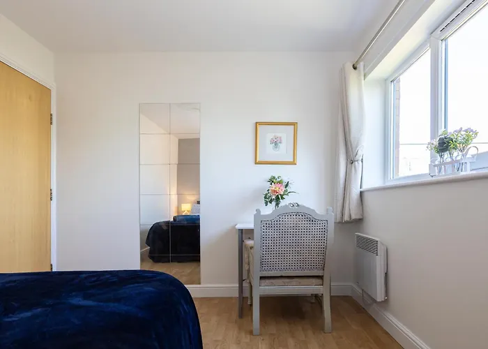 Cosy, 2 Bed Flat Parking *