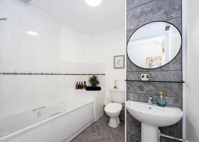 Cosy, 2 Bed Flat Parking * Manchester