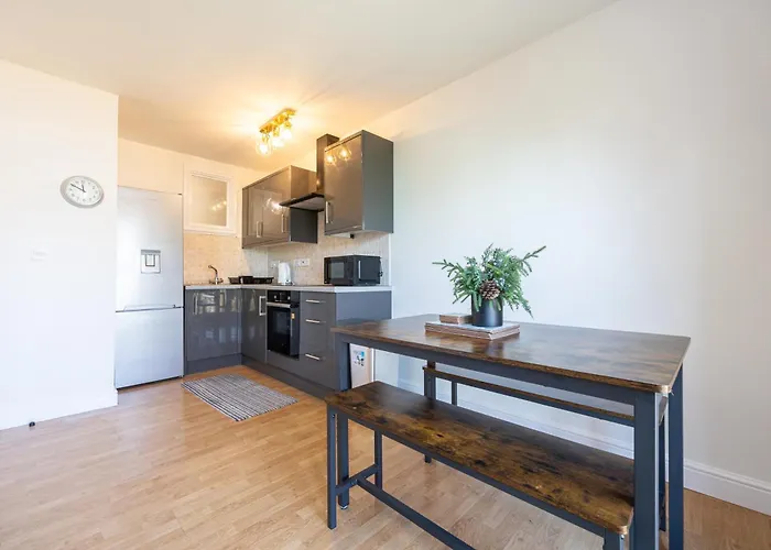 Cosy, 2 Bed Flat Parking *