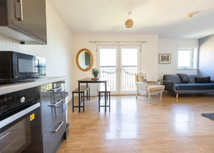 Cosy, 2 Bed Flat Parking Daire