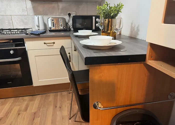 4 Bedroom Sleeps 11 Walk To Etihad * Manchester