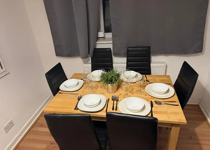 Appartamento 4 Bedroom Sleeps 11 Walk To Etihad *