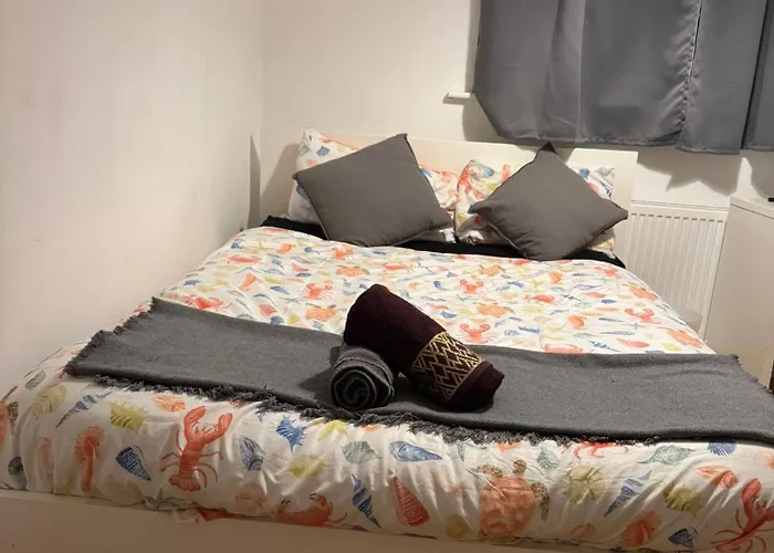 4 Bedroom Sleeps 11 Walk To Etihad