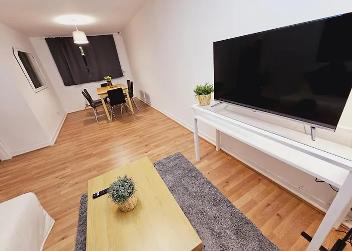 4 Bedroom Sleeps 11 Walk To Etihad * Manchester