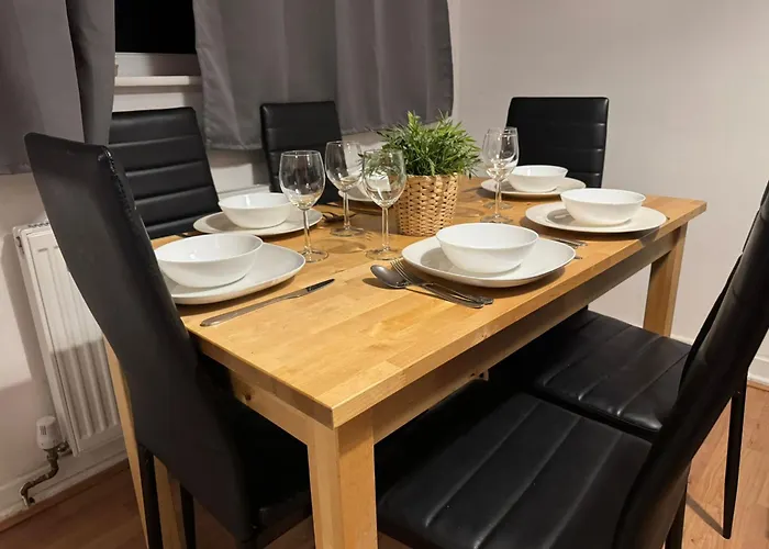 4 Bedroom Sleeps 11 Walk To Etihad Daire *