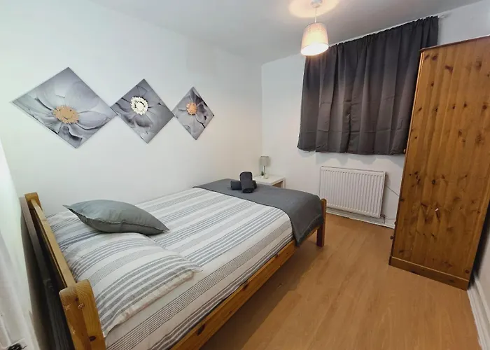 4 Bedroom Sleeps 11 Walk To Etihad Daire