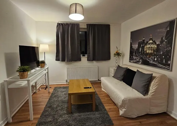 4 Bedroom Sleeps 11 Walk To Etihad Manchester