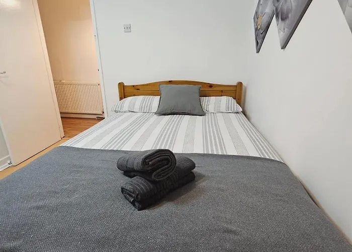 4 Bedroom Sleeps 11 Walk To Etihad Daire *