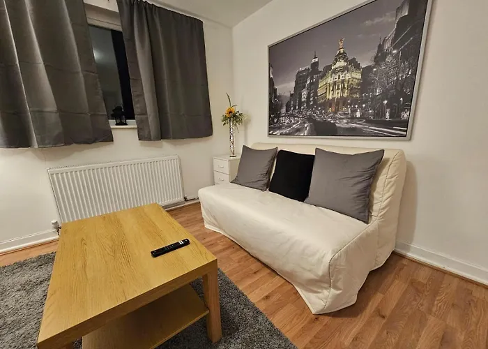 4 Bedroom Sleeps 11 Walk To Etihad *