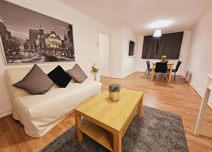 Appartamento 4 Bedroom Sleeps 11 Walk To Etihad Manchester