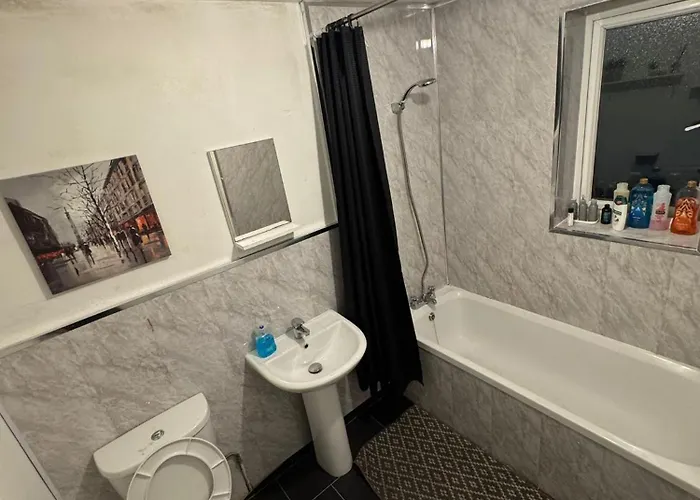 4 Bedroom Sleeps 11 Walk To Etihad