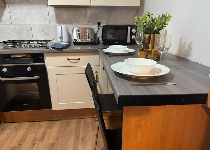 Apartment 4 Bedroom Sleeps 11 Walk To Etihad