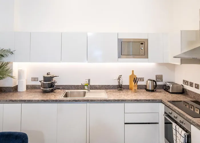 Вилла Mega7 Spacious 2bedroom Apartment, 2 Bathrooms, Balcony And Free Parking Манчестер