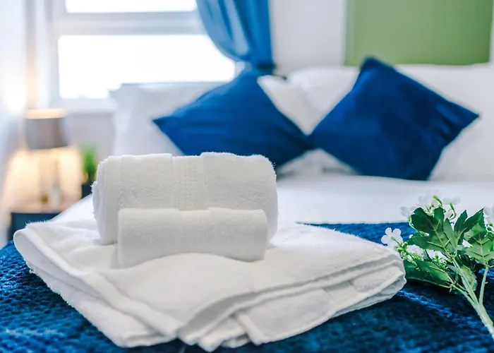 Apartament Salford Urban Haven By Parydise Properties - Modern & Chic 2Br Retreat - Sleeps 6 - Perfect For Business Or Work Stays *