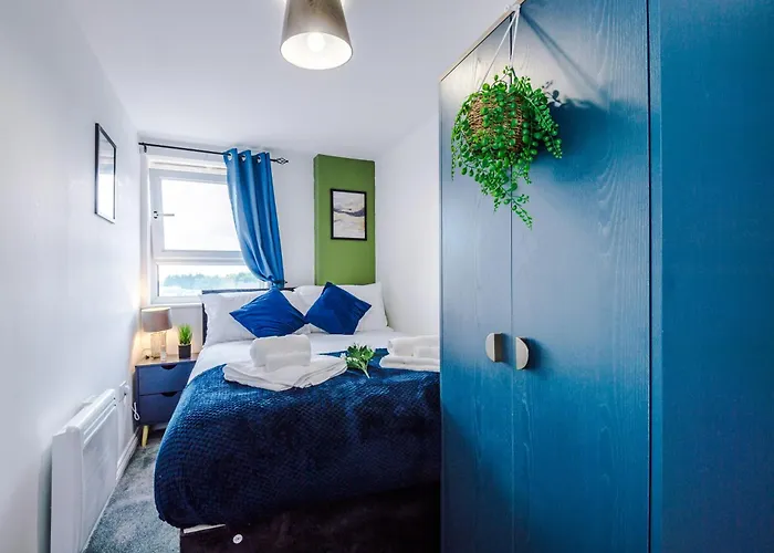 Daire Salford Urban Haven By Parydise Properties - Modern & Chic 2Br Retreat - Sleeps 6 - Perfect For Business Or Work Stays Manchester