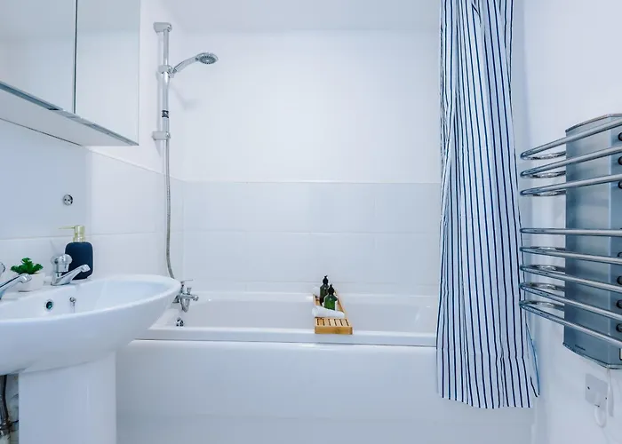 Lägenhet Salford Urban Haven By Parydise Properties - Modern & Chic 2Br Retreat - Sleeps 6 - Perfect For Business Or Work Stays Manchester