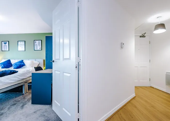 דירה Salford Urban Escape - Stylish Allure Modern 2Br Stay For 6 - Smart Business Or Work Ready By Parydise Properties מנצ'סטר