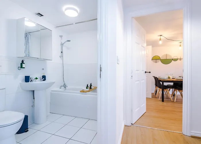 Salford Urban Haven By Parydise Properties - Modern & Chic 2Br Retreat - Sleeps 6 - Perfect For Business Or Work Stays Lägenhet