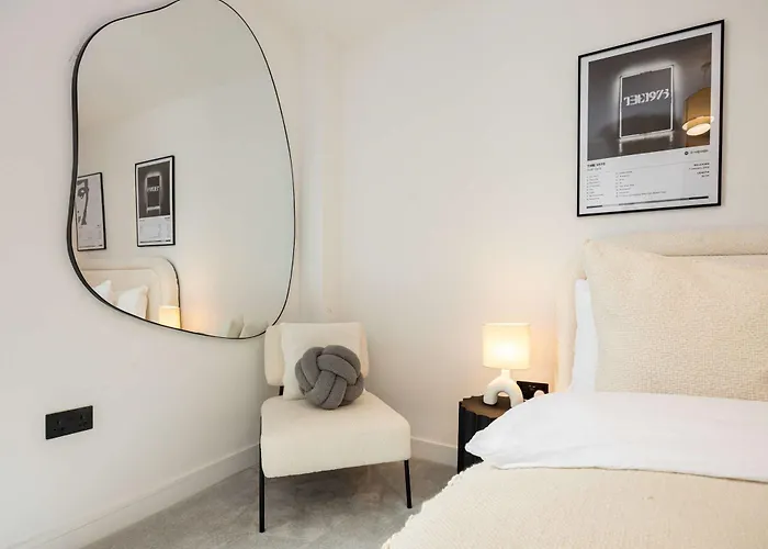 Supernova & Views * מנצ'סטר