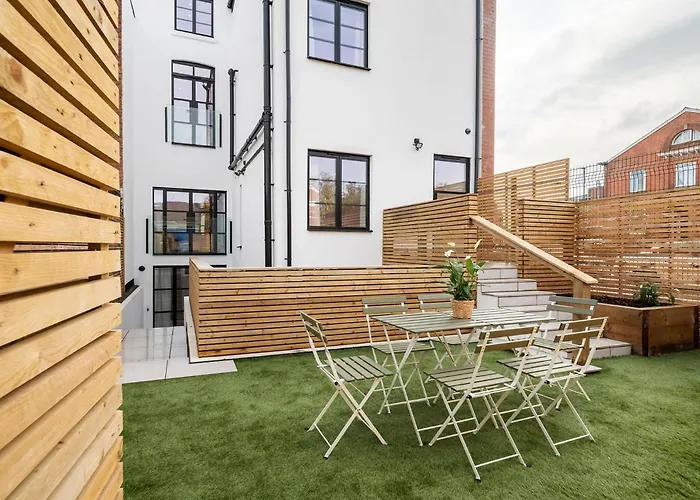 6-bedroom, 6-bathroom Contractor Holiday home Manchester