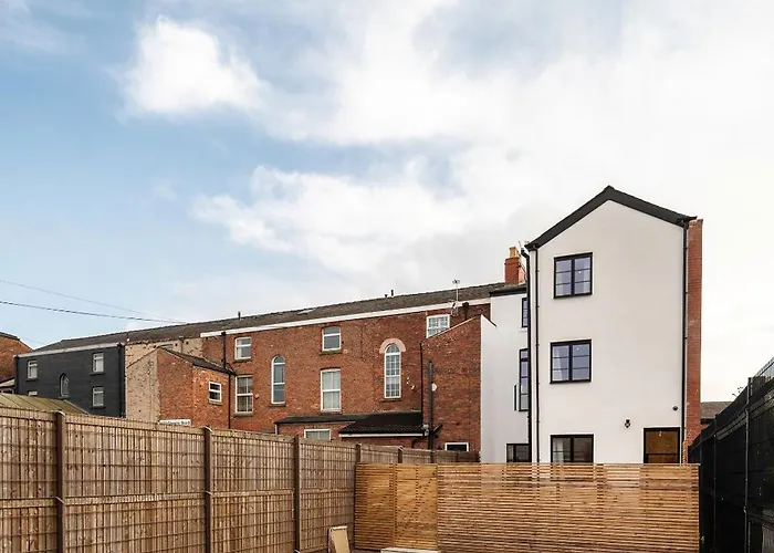 6-bedroom, 6-bathroom Contractor *