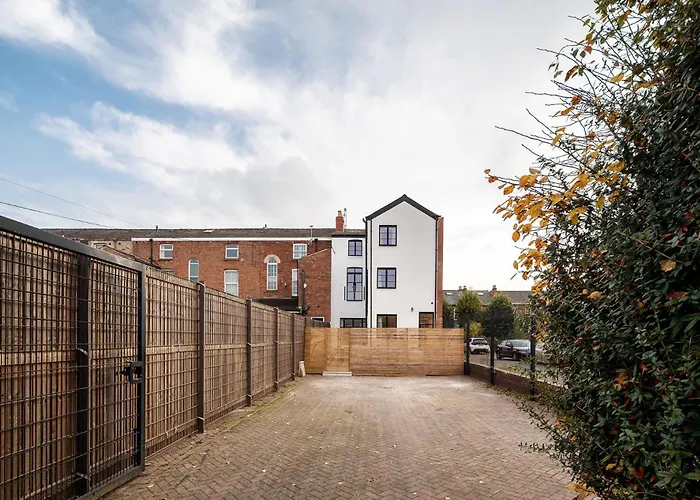 Holiday home 6-bedroom, 6-bathroom Contractor *