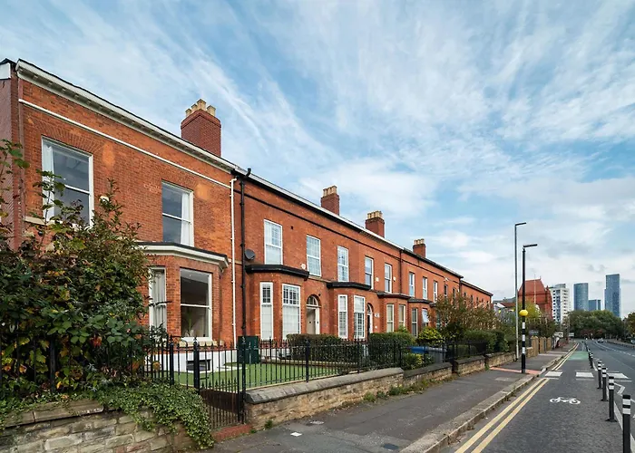 Holiday home 6-bedroom, 6-bathroom Contractor *