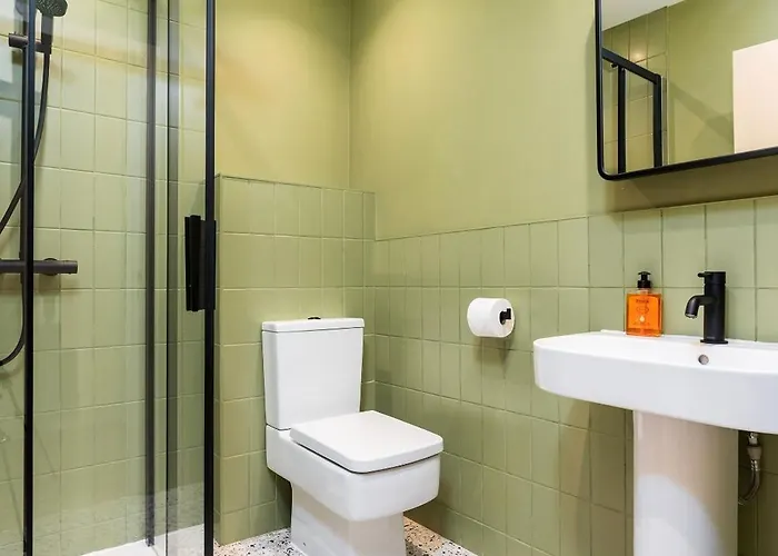 Holiday home 6-bedroom, 6-bathroom Contractor