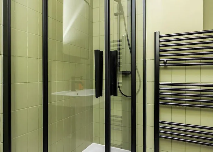 Holiday home 6-bedroom, 6-bathroom Contractor