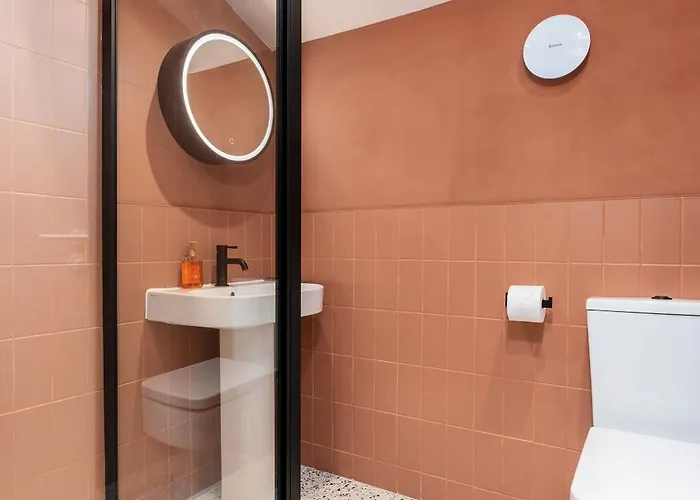 Holiday home 6-bedroom, 6-bathroom Contractor *