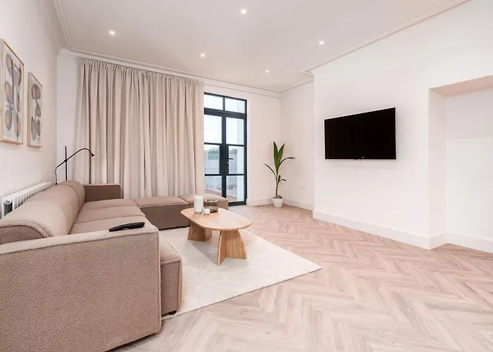 6-bedroom, 6-bathroom Contractor Holiday home