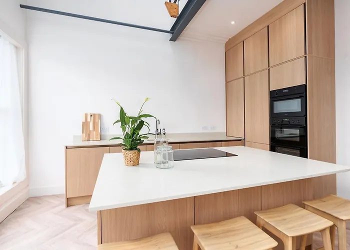 Holiday home 6-bedroom, 6-bathroom Contractor