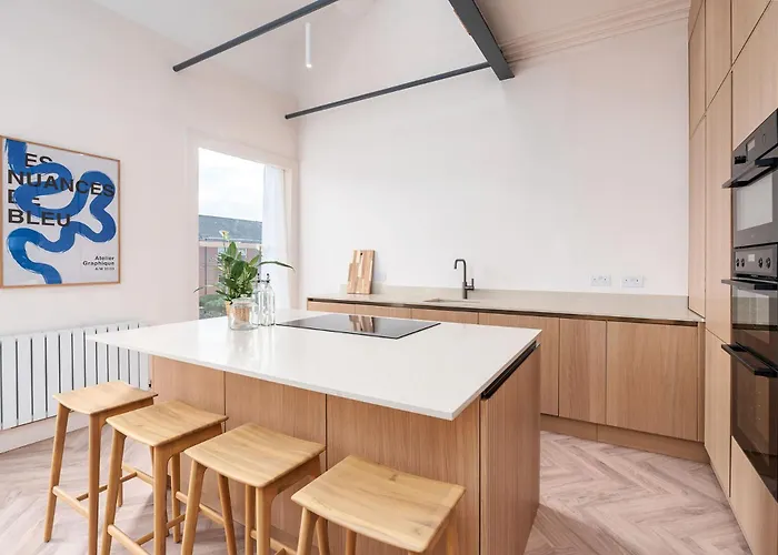 Holiday home 6-bedroom, 6-bathroom Contractor *