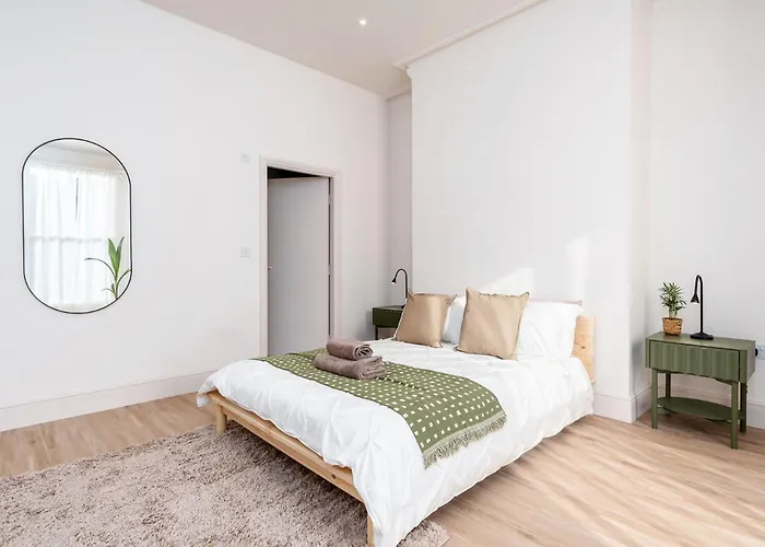 6-bedroom, 6-bathroom Contractor Holiday home Manchester