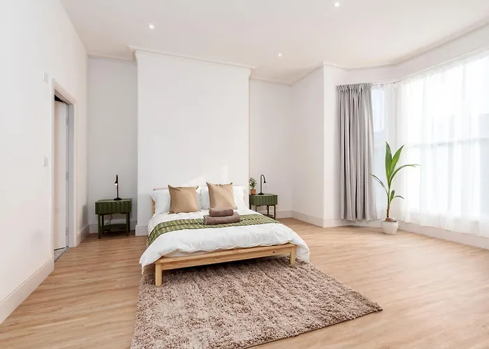 6-bedroom, 6-bathroom Contractor Holiday home