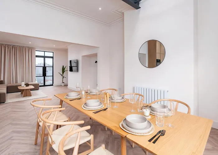 Holiday home 6-bedroom, 6-bathroom Contractor