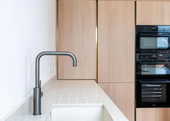 펜션 6-bedroom, 6-bathroom Contractor