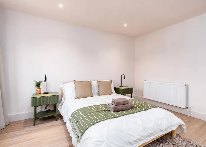 6-bedroom, 6-bathroom Contractor Holiday home *