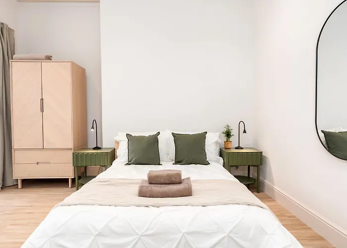 펜션 6-bedroom, 6-bathroom Contractor