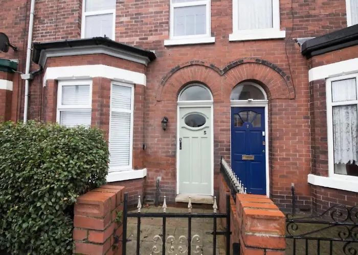 In Eccles Salford بيت للعطل *