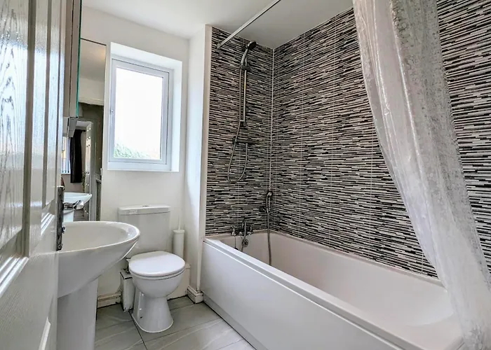 Tatil Evi Reach - King Bed, Parking, 2 Tvs, O2 Apollo, Hospital & Oxford Road *