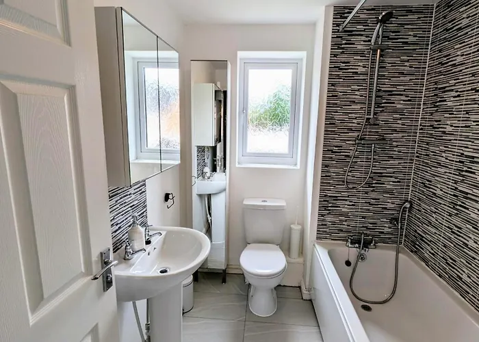 Tatil Evi Reach - King Bed, Parking, 2 Tvs, O2 Apollo, Hospital & Oxford Road *