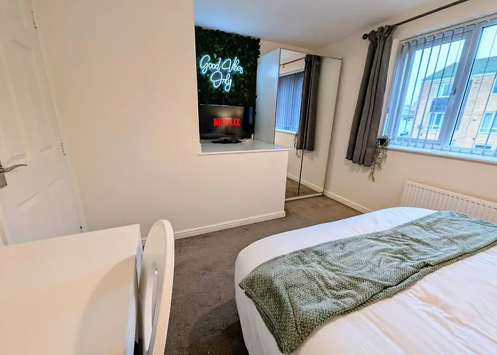 Tatil Evi Reach - King Bed, Parking, 2 Tvs, O2 Apollo, Hospital & Oxford Road Manchester