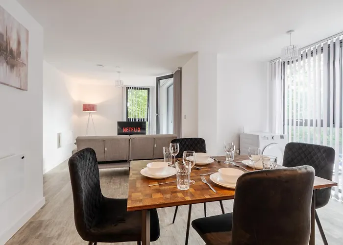 Pristine Old Trafford & Centre 2bd 2bt - Balcony アパート