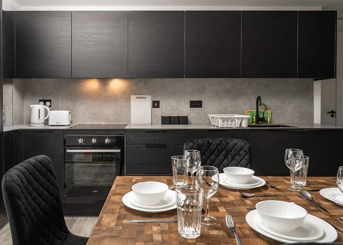 Pristine Old Trafford & Centre 2bd 2bt - Balcony 맨체스터