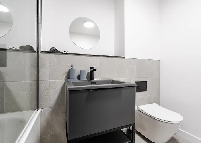 Pristine Old Trafford & Centre 2bd 2bt - Balcony 맨체스터