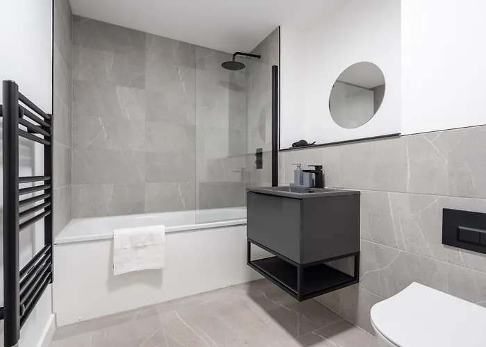 Pristine Old Trafford & Centre 2bd 2bt - Balcony 아파트 맨체스터