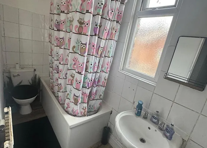 Crumpsall, 아파트 *