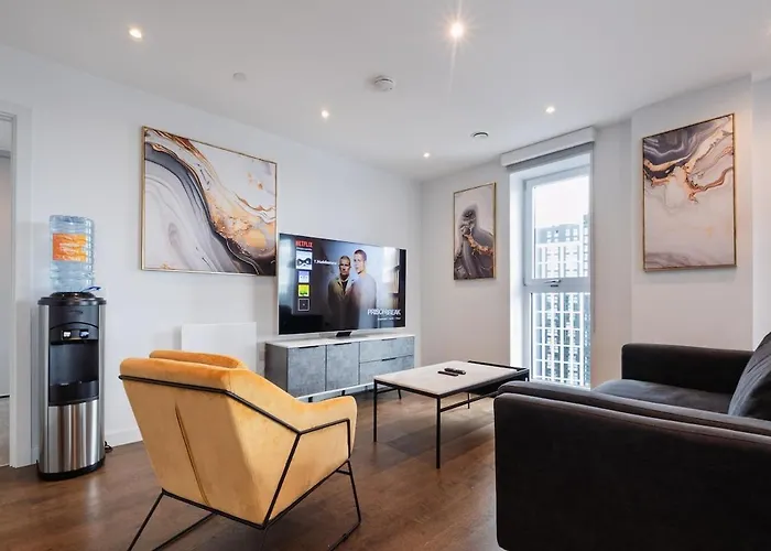 Stylish 2 Bdr By Torr Group Short Lets & Serviced With Free Wifi *