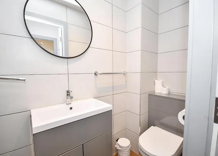 Sleek 2bed Flat In W Security